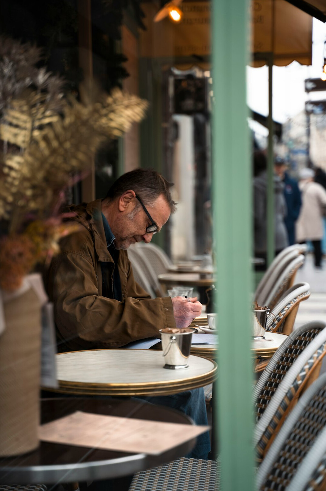 Danish man reading financial news on a tablet in a cafe